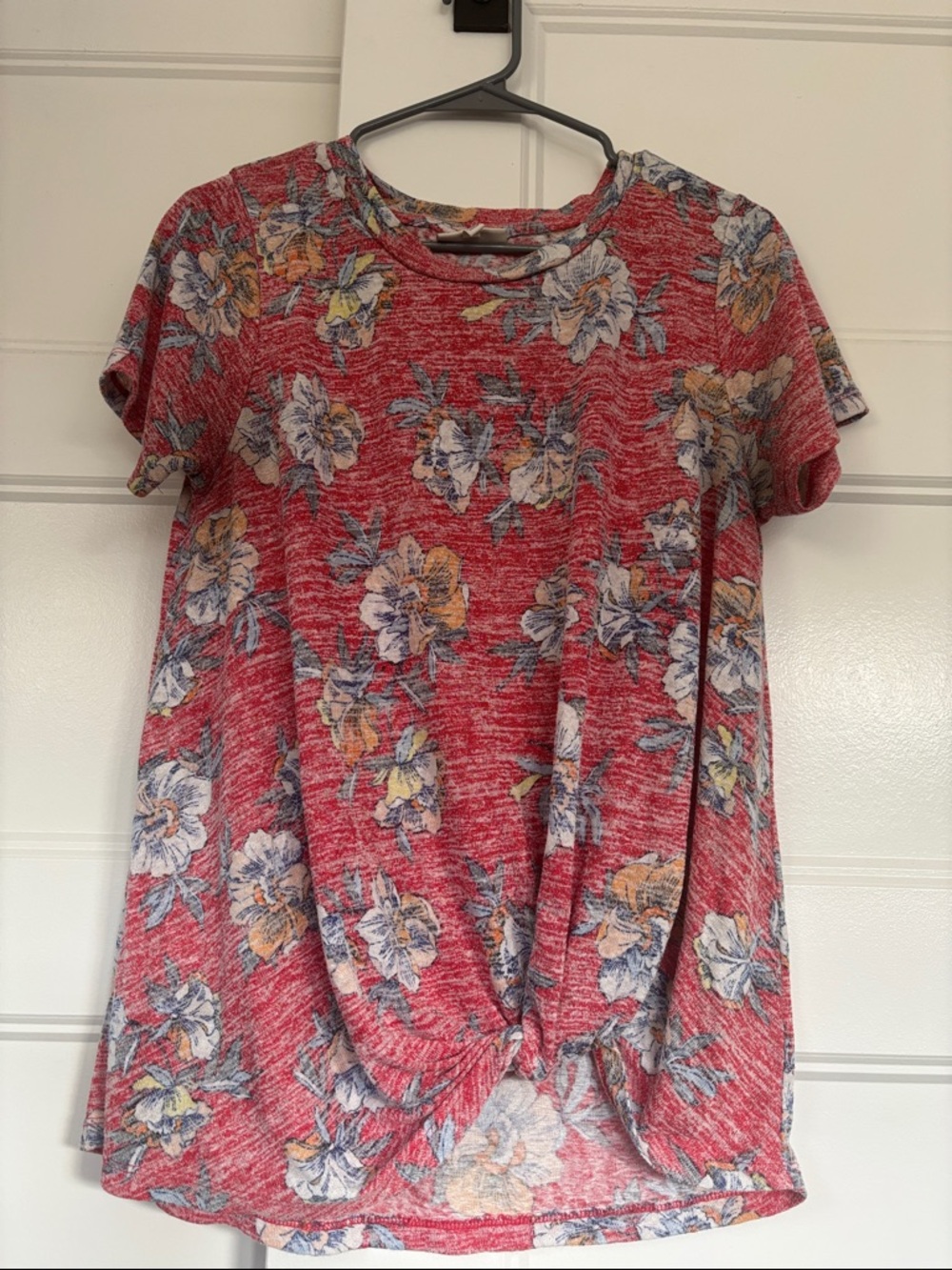 Women's Red Floral Knot-Front Short Sleeve Tee